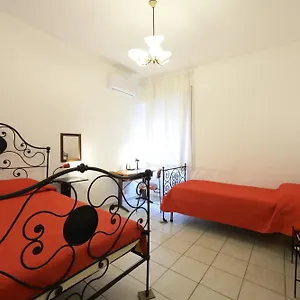 casa-rosso-melograno.hotelitalianriviera.com/